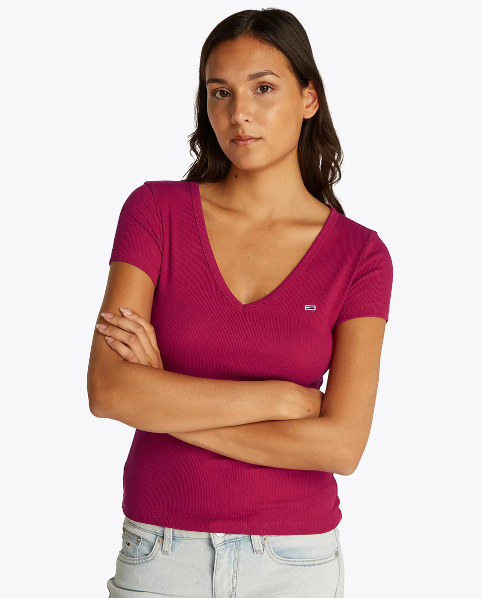 Футболка облегающего кроя с V-образным вырезом в рубчик Tommy Jeans, фуксия 
Футболка облегающего кроя с V-образным вырезом в рубчик Tommy Jeans, фуксия