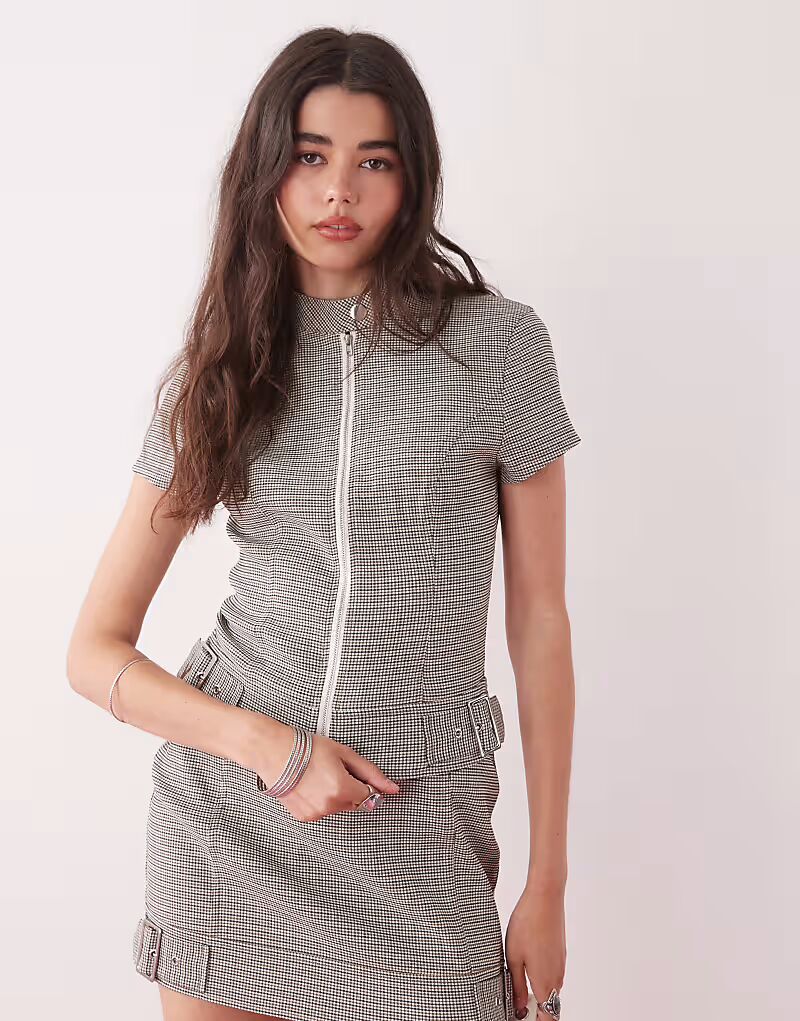 Приталенный топ в смешанную клетку Collusion
Приталенный топ в смешанную клетку Collusion