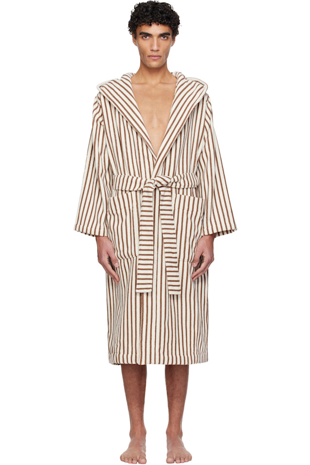 Tekla Халат с капюшоном из махровой ткани кремового и коричневого цвета
Tekla Халат с капюшоном из махровой ткани кремового и коричневого цвета