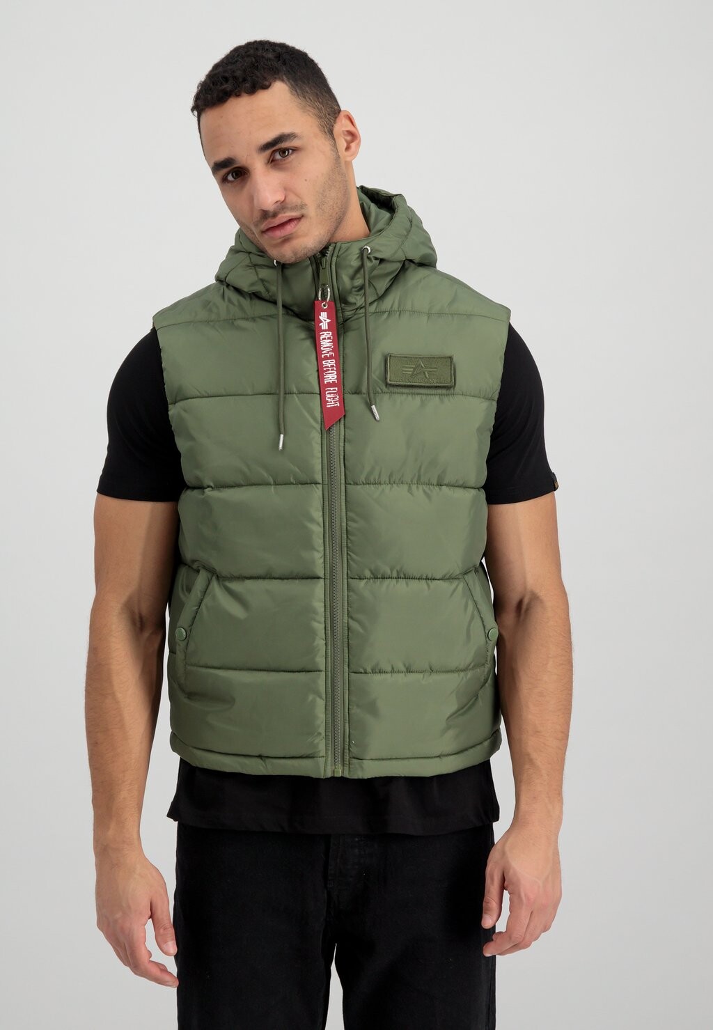 Жилет HOODED PUFFER Alpha Industries, оливково-зеленый
Жилет HOODED PUFFER Alpha Industries, оливково-зеленый