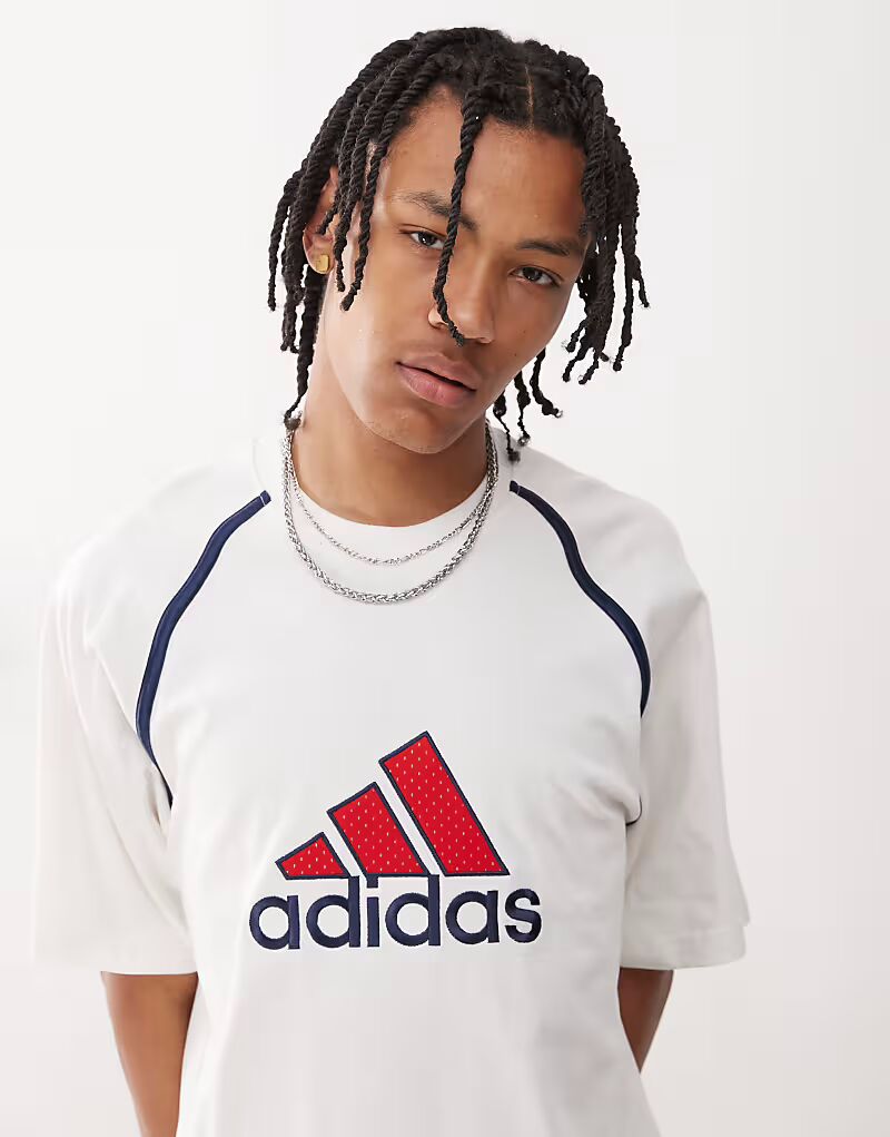 Футболка Adidas Originals белого цвета с красным значком
Футболка Adidas Originals белого цвета с красным значком
