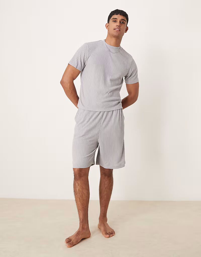 Комплект домашней одежды ASOS DESIGN из футболки свободного кроя и шорт серого цвета с начесом в рубчик
Комплект домашней одежды ASOS DESIGN из футболки свободного кроя и шорт серого цвета с начесом в рубчик