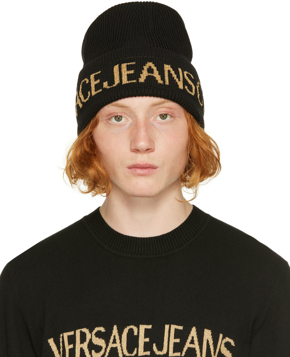 Черно-золотая шапка с логотипом Versace Jeans Couture
Черно-золотая шапка с логотипом Versace Jeans Couture
