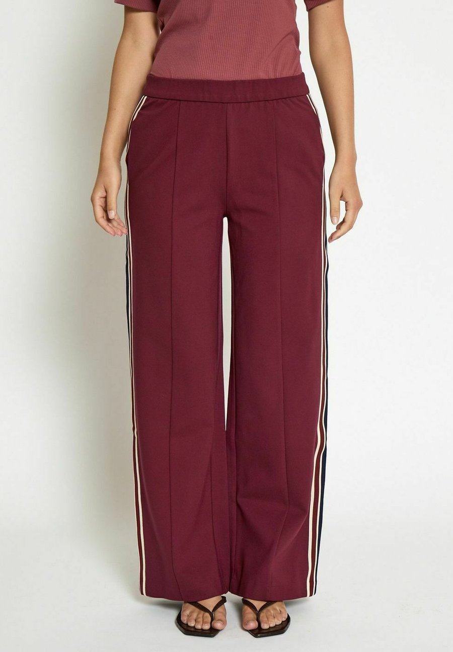 Брюки Minus MARABELLA MID WAIST , Bordeaux/Dark Red
Брюки Minus MARABELLA MID WAIST , Bordeaux/Dark Red