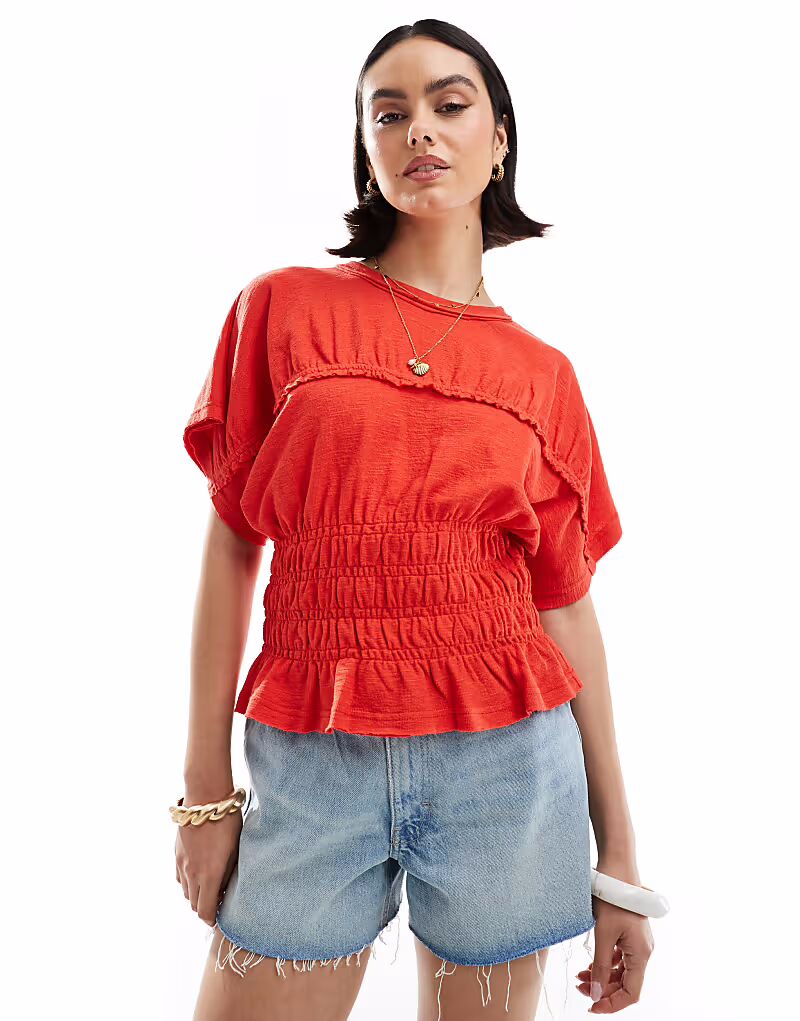 Футболка ASOS DESIGN с текстурой и присборенной талией, красного цвета 
Футболка ASOS DESIGN с текстурой и присборенной талией, красного цвета