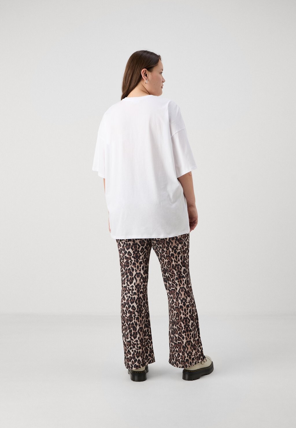 Принт на футболке Even&Odd, белый
Принт на футболке Even&Odd, белый