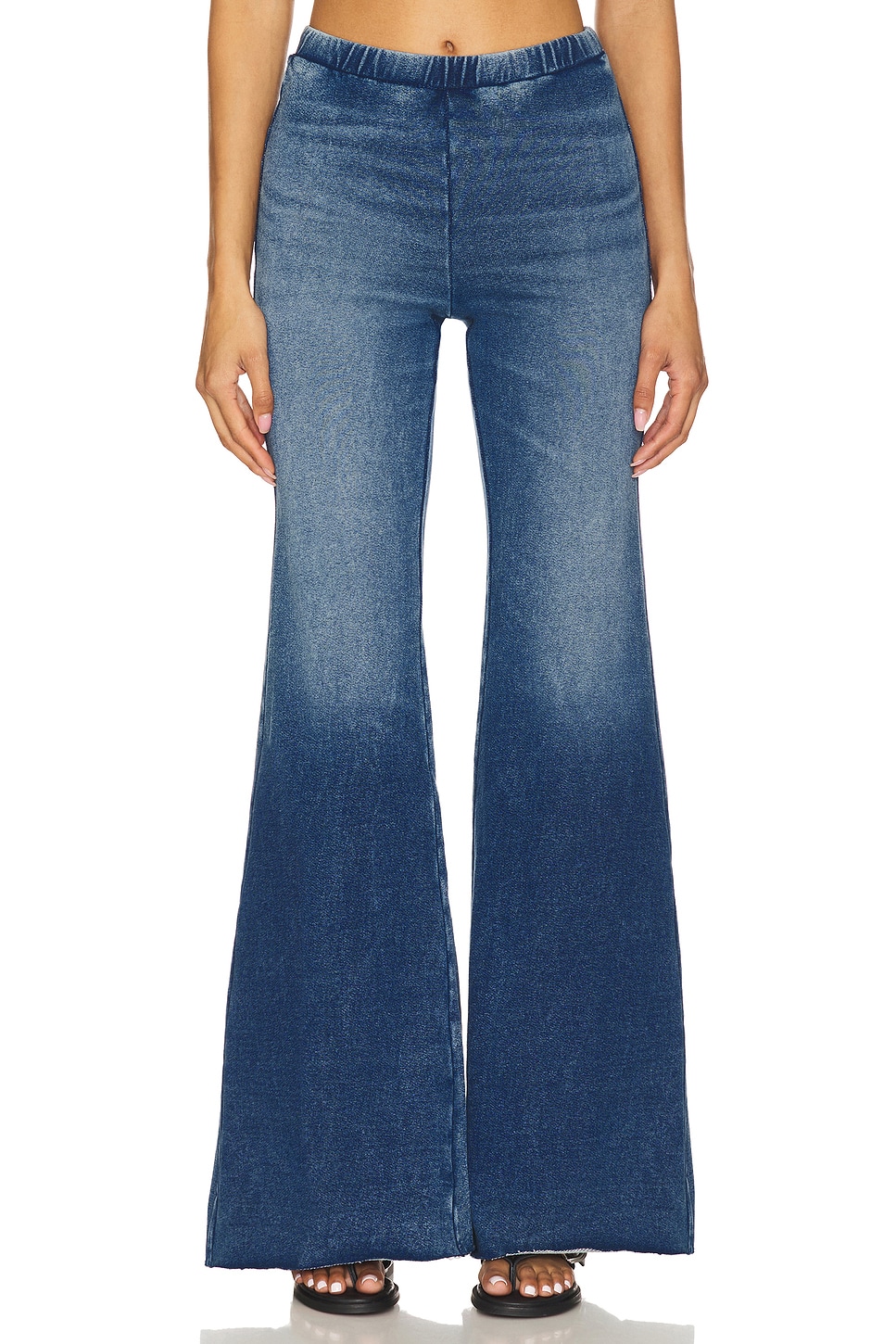 Леггинсы-джинсы с расклешенными штанинами Jeanius Good American, indigo900 
Леггинсы-джинсы с расклешенными штанинами Jeanius Good American, indigo900