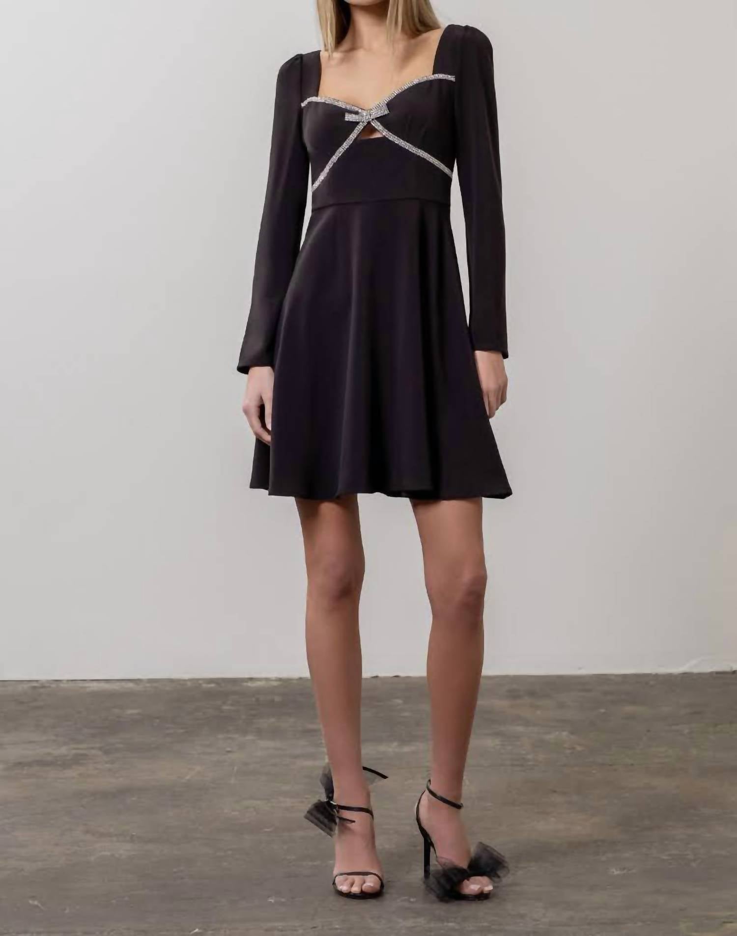 Черное мини-платье Diamond Bow MOON RIVER
Черное мини-платье Diamond Bow MOON RIVER