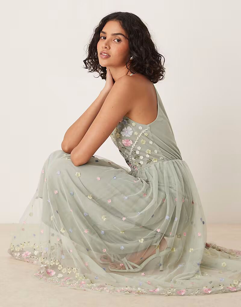 Платье-мидакси Maya Floral с вышивкой на шее и воротником-халтер в цвете шалфея
Платье-мидакси Maya Floral с вышивкой на шее и воротником-халтер в цвете шалфея