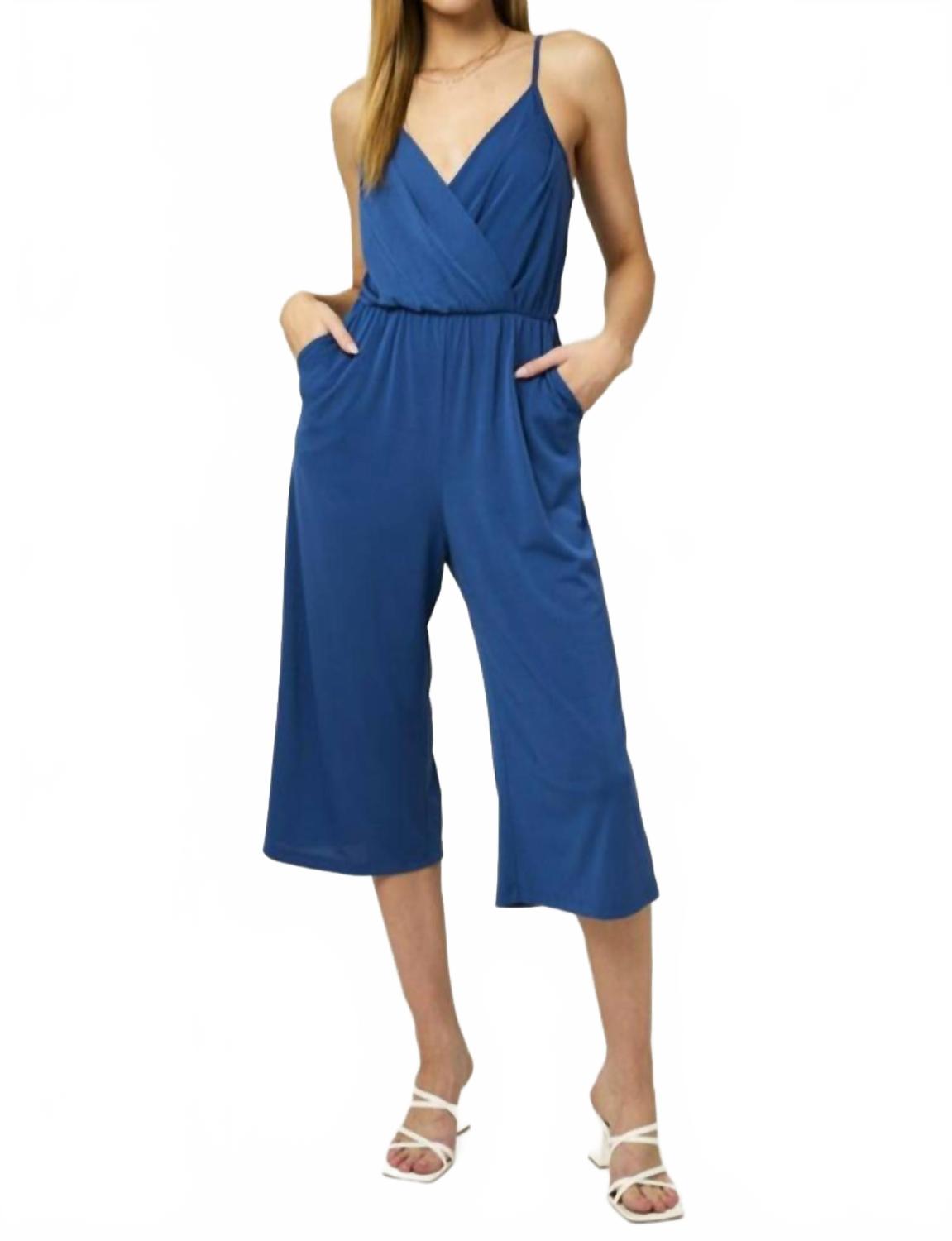 Короткий комбинезон с запахом в синем цвете GILLI
Короткий комбинезон с запахом в синем цвете GILLI