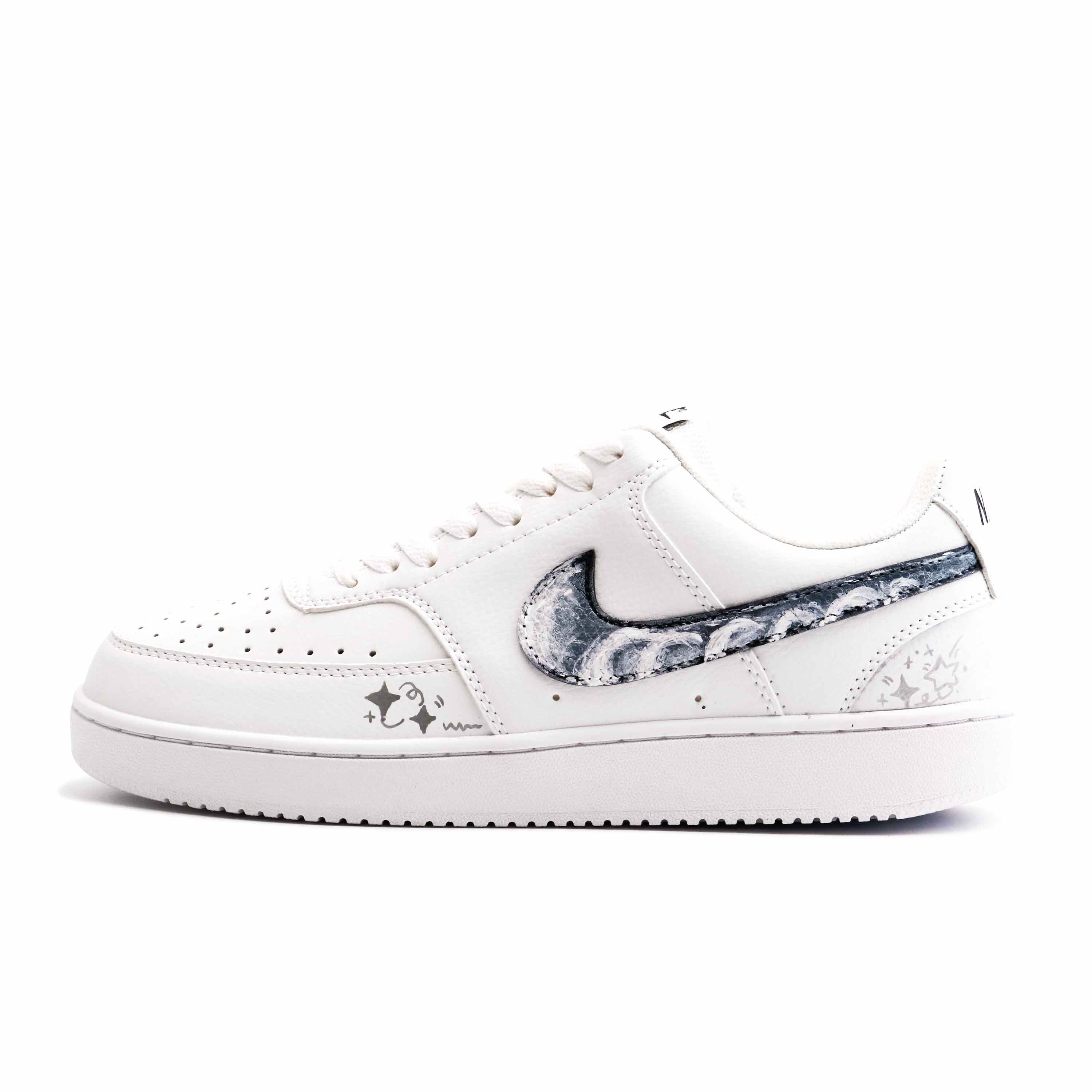 Nike Кроссовки Court Vision 1 Star Moon Silver Wing с амортизацией, износостойкие низкие унисекс белые, цвет White
Nike Кроссовки Court Vision 1 Star Moon Silver Wing с амортизацией, износостойкие низкие унисекс белые, цвет White