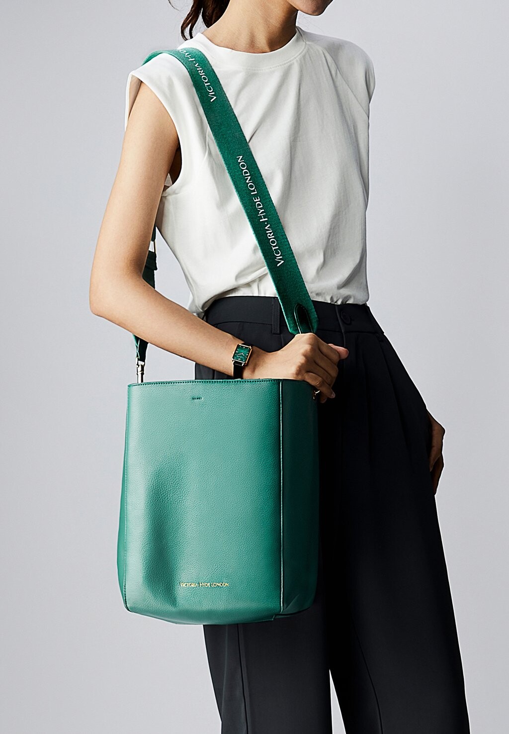 Сумка Victoria Hyde на ремне с логотипом бренда, зеленый
Сумка Victoria Hyde на ремне с логотипом бренда, зеленый