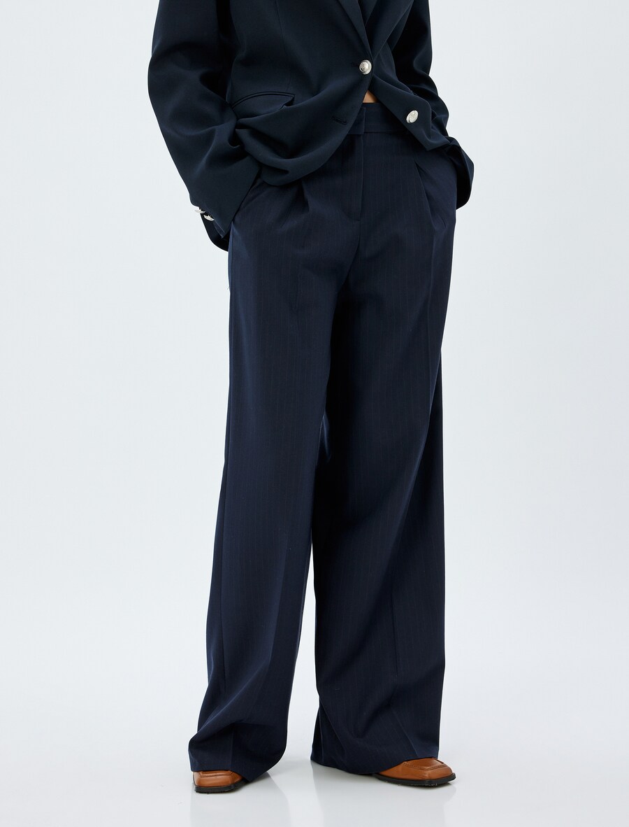 Брюки со складками спереди Koton Regular Pleat-Front Pants, темно-синий
Брюки со складками спереди Koton Regular Pleat-Front Pants, темно-синий