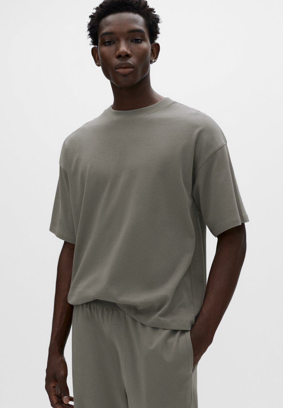 Пижамный комплект PULL&BEAR SHORT SLEEVE, Taupe
Пижамный комплект PULL&BEAR SHORT SLEEVE, Taupe