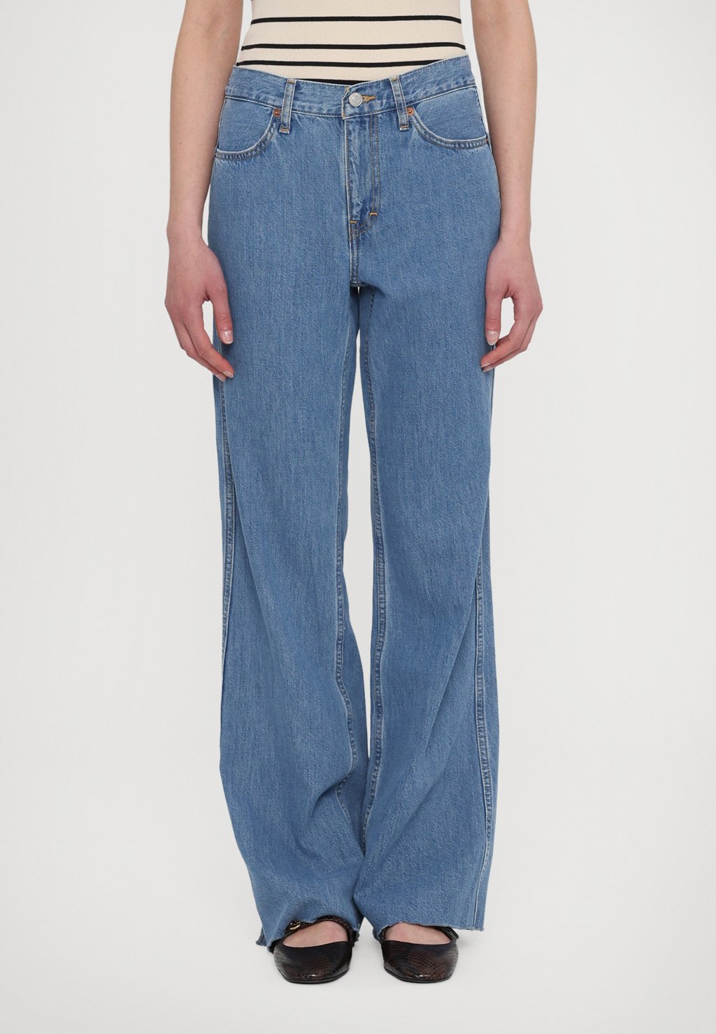 Джинсы свободного кроя THE CALIFORNIAN RE/DONE, синий
Джинсы свободного кроя THE CALIFORNIAN RE/DONE, синий