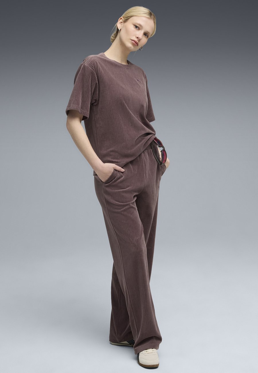 Брюки Puma ESSENTIALS ELEVATED STRAIGHT LEG , Raisin/Purple
Брюки Puma ESSENTIALS ELEVATED STRAIGHT LEG , Raisin/Purple