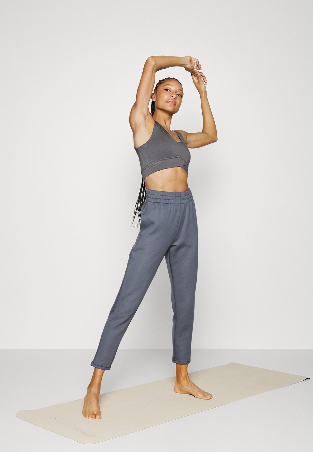 Легкая поддержка спортивного бюстгальтера CHATILLON BRA Fila, темно-серый
Легкая поддержка спортивного бюстгальтера CHATILLON BRA Fila, темно-серый