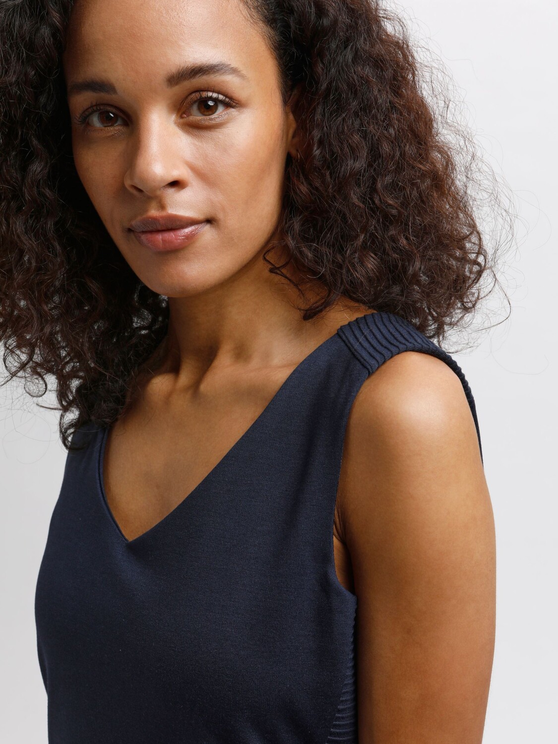 Платье приталенного кроя без рукавов KAFFE Sara, цвет Midnight Marine
Платье приталенного кроя без рукавов KAFFE Sara, цвет Midnight Marine