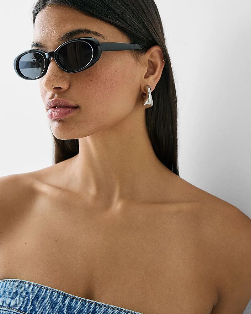 Солнцезащитные очки Bershka овальной формы из смолы черного цвета
Солнцезащитные очки Bershka овальной формы из смолы черного цвета