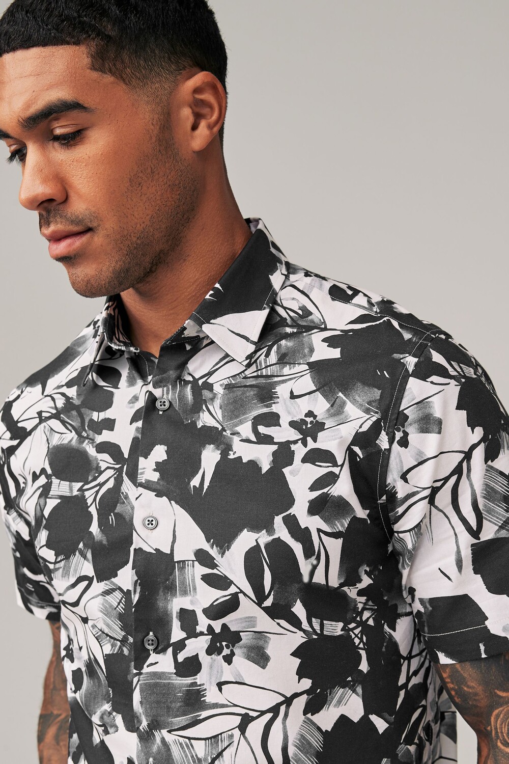 Стандартная приталенная рубашка с короткими рукавами и принтом Next, черный
Стандартная приталенная рубашка с короткими рукавами и принтом Next, черный