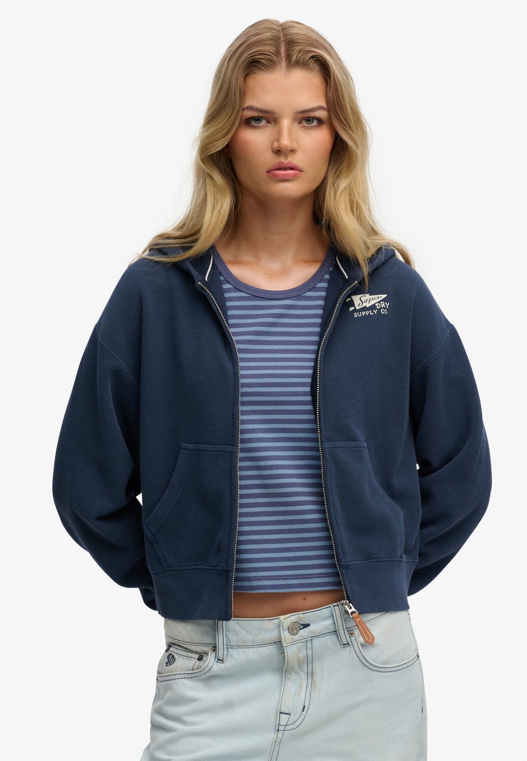 Superdry & Co Толстовка с молнией в морском синем цвете
Superdry & Co Толстовка с молнией в морском синем цвете