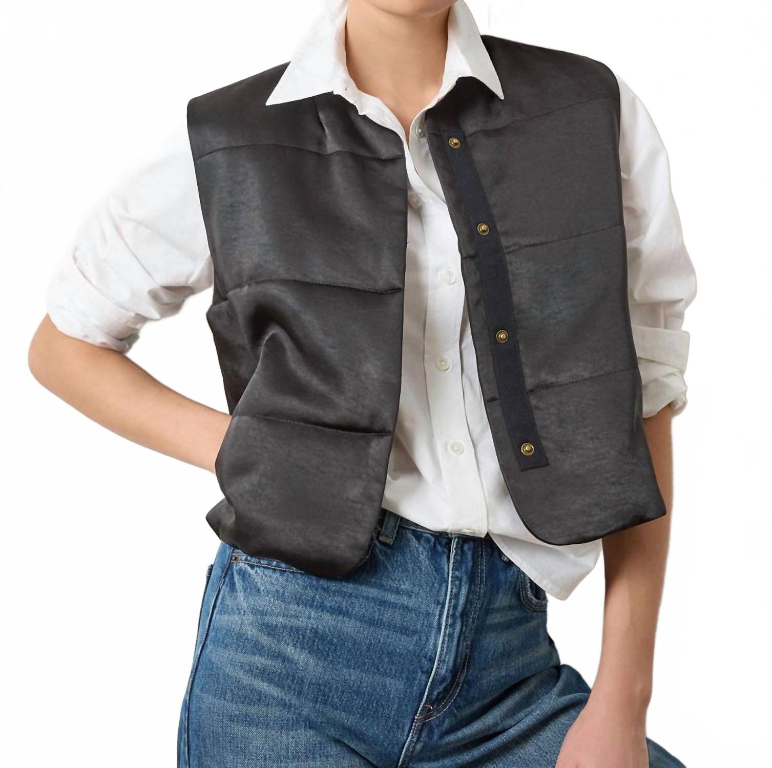 Lilla P Стеганый атласный жилет черного цвета
Lilla P Стеганый атласный жилет черного цвета