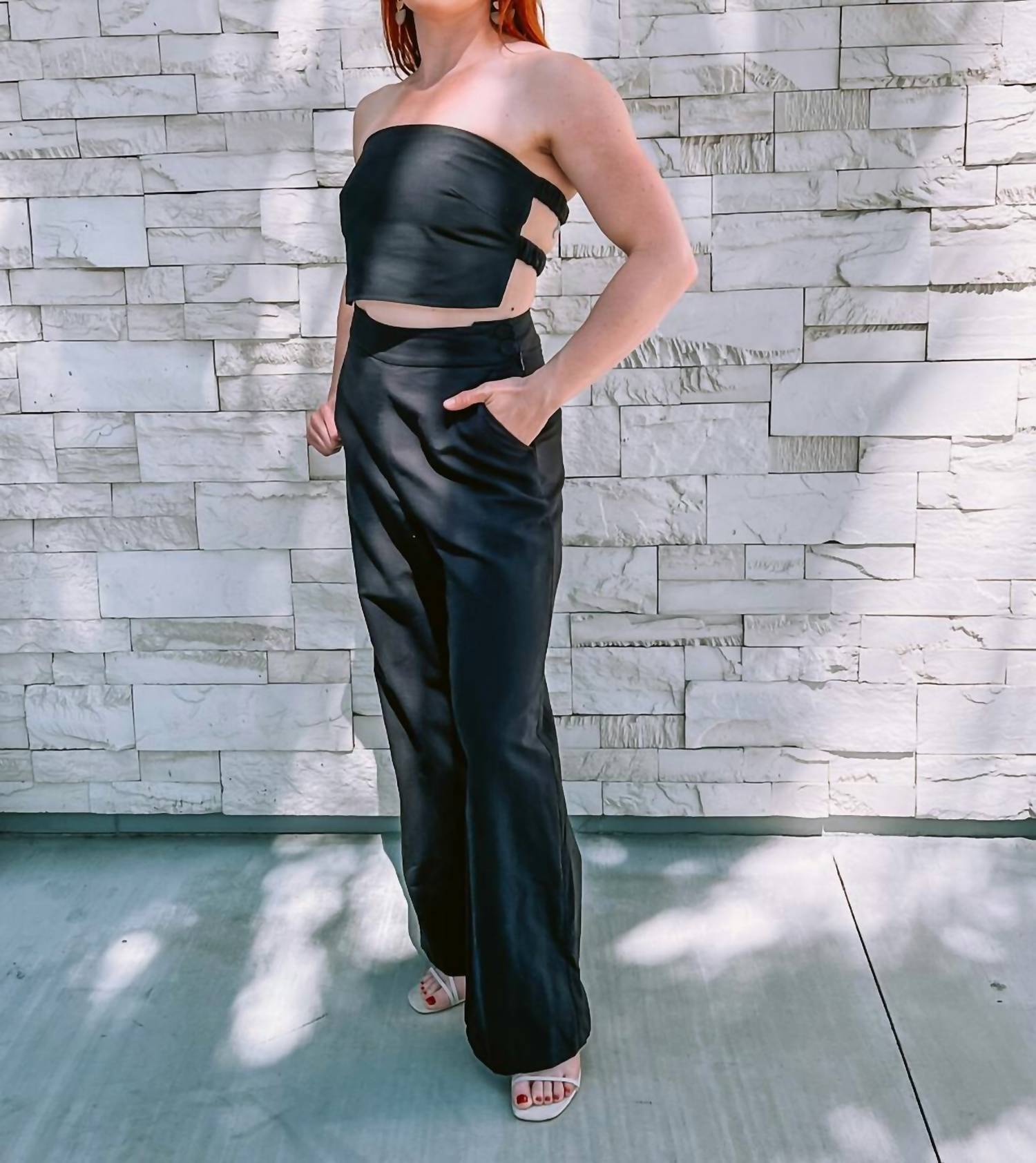 CRESCENT Комплект из льняного топа-бандо и брюк черного цвета
CRESCENT Комплект из льняного топа-бандо и брюк черного цвета