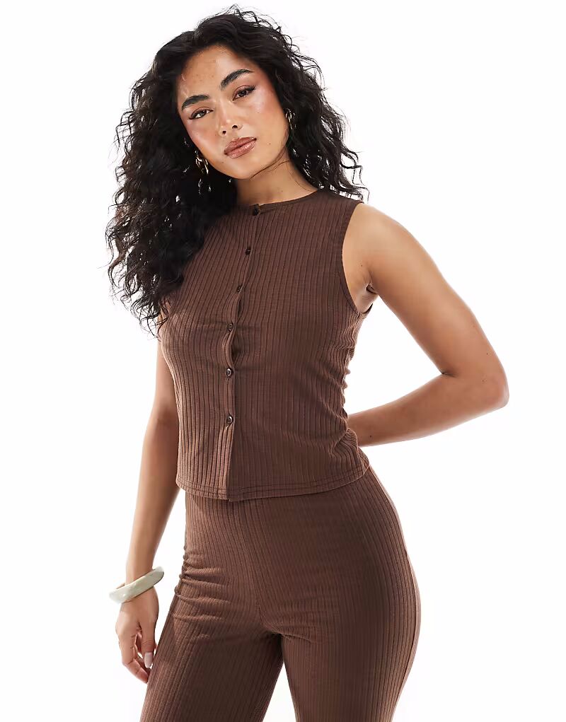 Топ без рукавов с ребристым узором на пуговицах, шоколадного цвета Miss Selfridge
Топ без рукавов с ребристым узором на пуговицах, шоколадного цвета Miss Selfridge