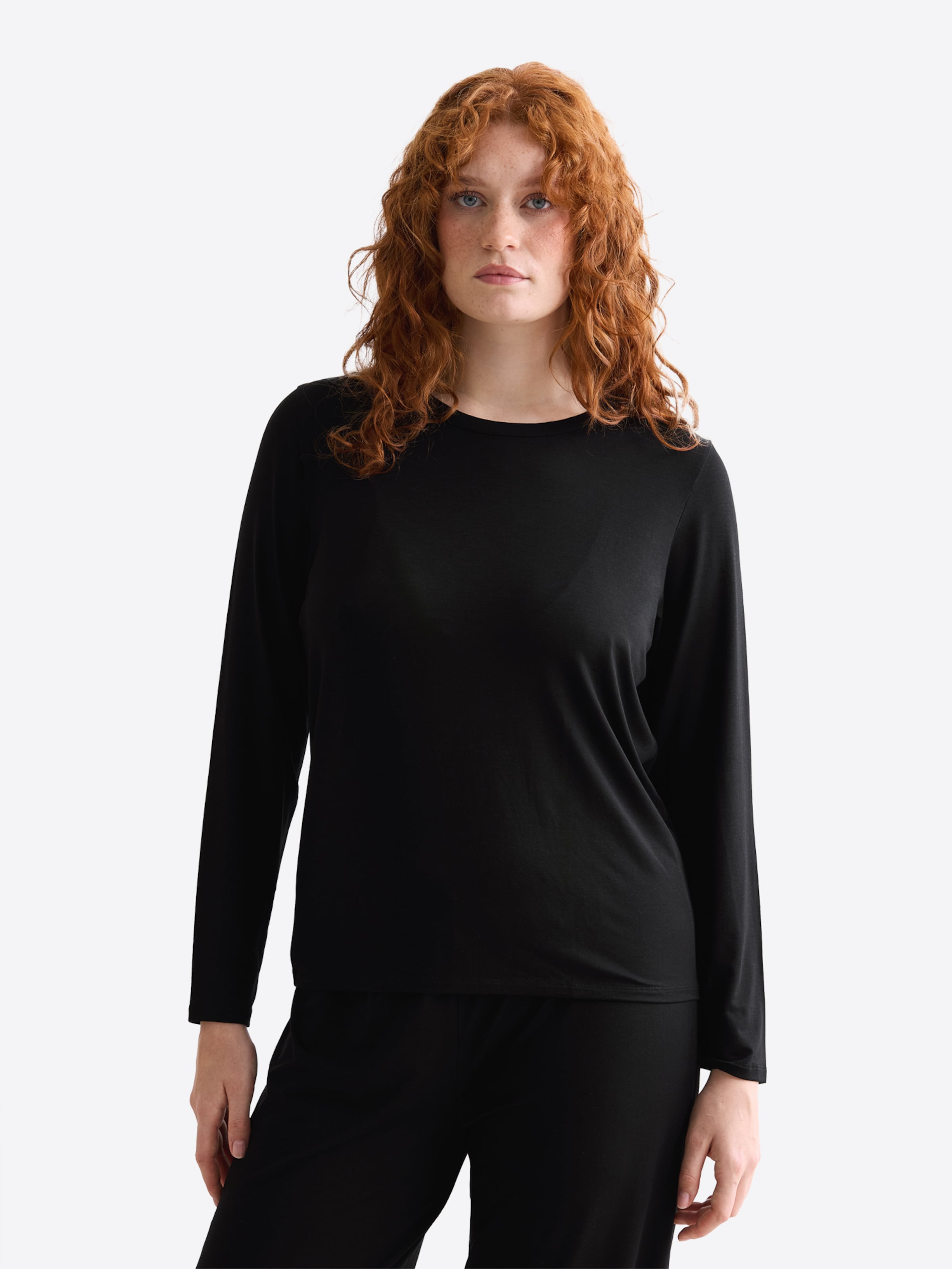 Erlich Textil Лонгслив 'LIGHT TOUCH' в черном цвете
Erlich Textil Лонгслив 'LIGHT TOUCH' в черном цвете