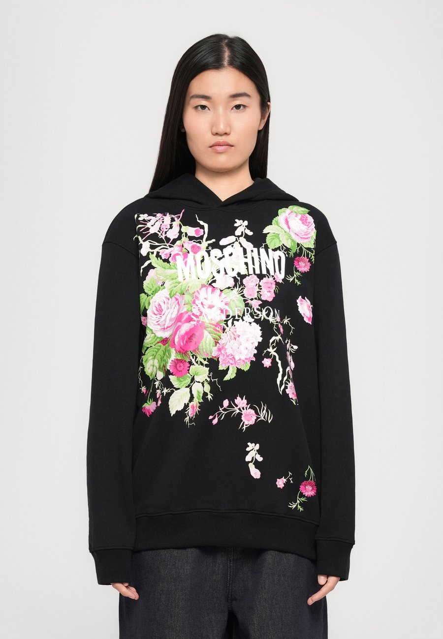 Толстовка MOSCHINO HOODIE, Fantasia Nero/Black
Толстовка MOSCHINO HOODIE, Fantasia Nero/Black