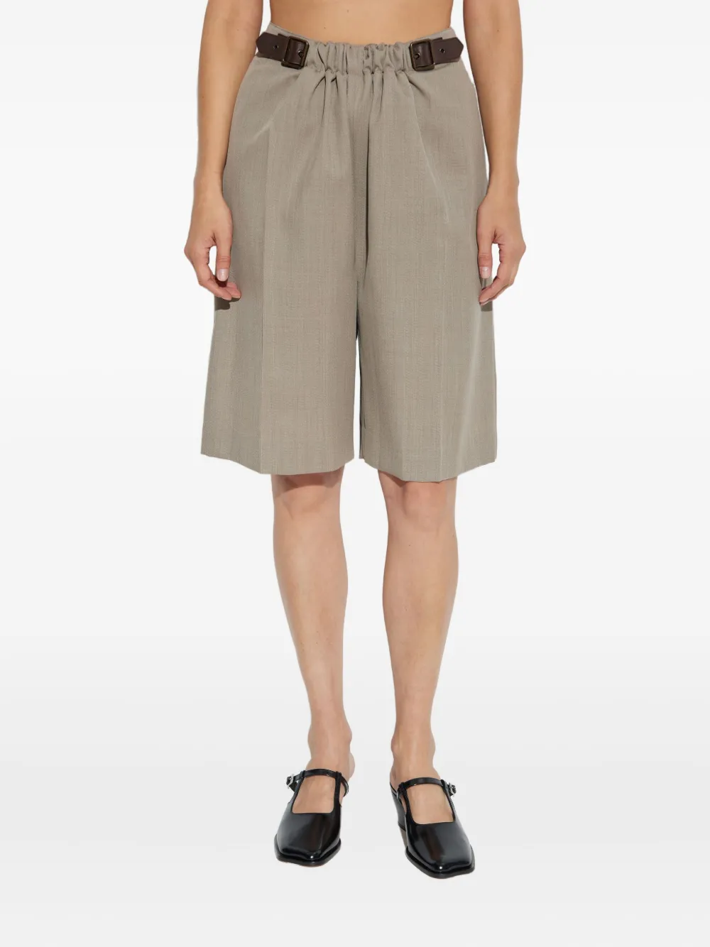 Плиссированные шорты с поясом Loewe, нейтральный
Плиссированные шорты с поясом Loewe, нейтральный