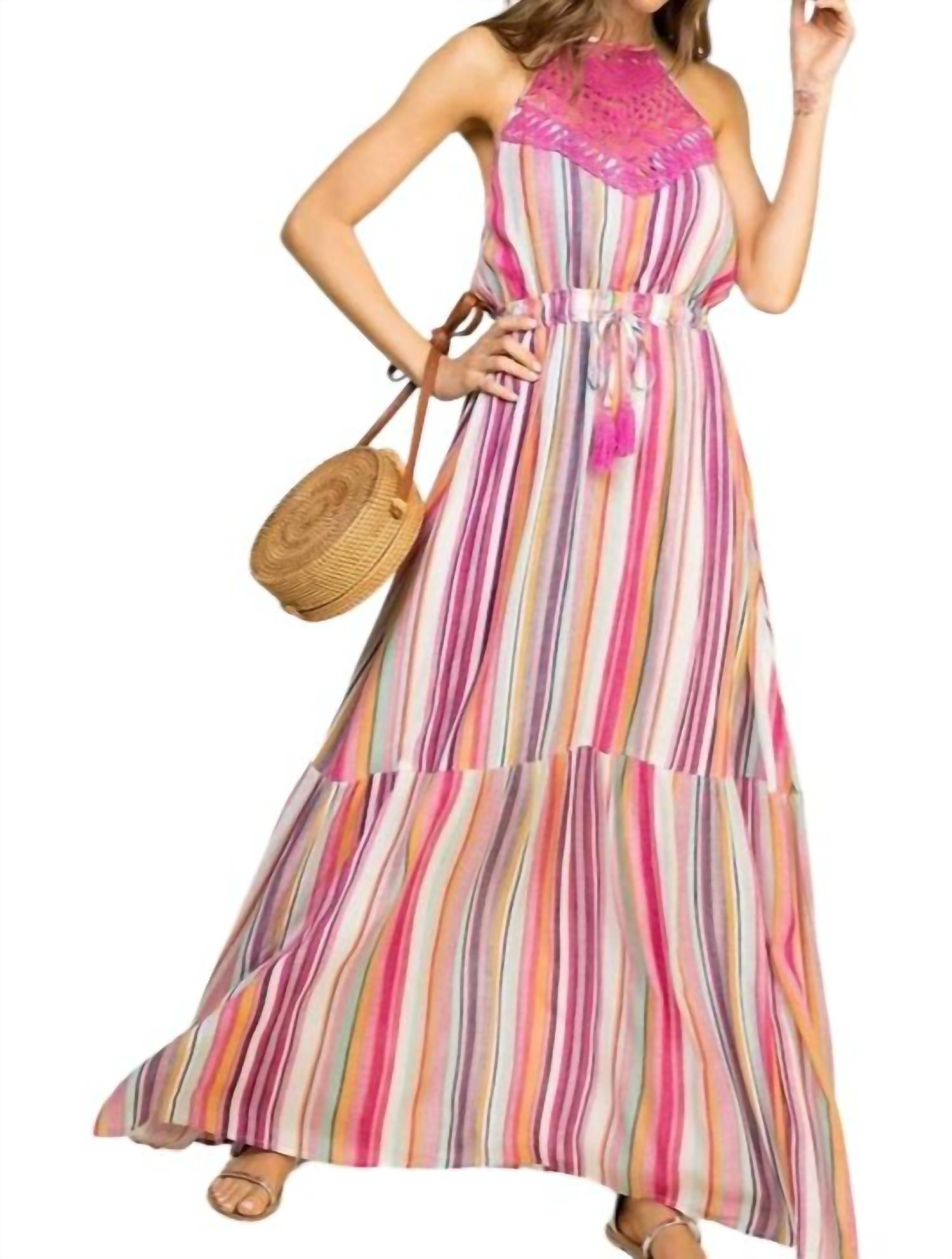 Платье макси с вырезом халтер и кружевным передом розового цвета Main Strip
Платье макси с вырезом халтер и кружевным передом розового цвета Main Strip