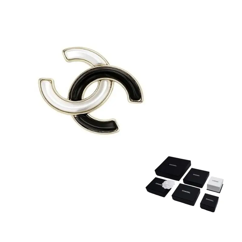 CHANEL Металлическая брошь унисекс белая
CHANEL Металлическая брошь унисекс белая