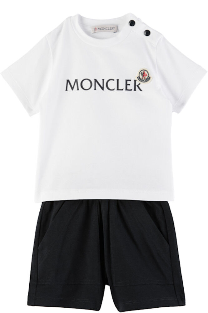 Комплект из детской футболки и шорт с белым и черным логотипом Moncler Enfant
Комплект из детской футболки и шорт с белым и черным логотипом Moncler Enfant