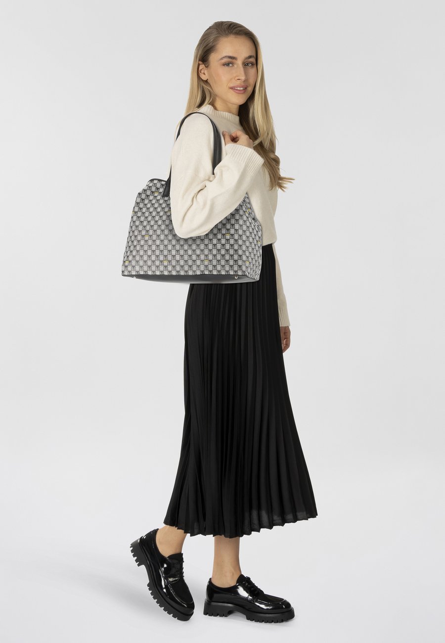 Сумка Guess Tote bag, Black Logo/Dark Grey
Сумка Guess Tote bag, Black Logo/Dark Grey