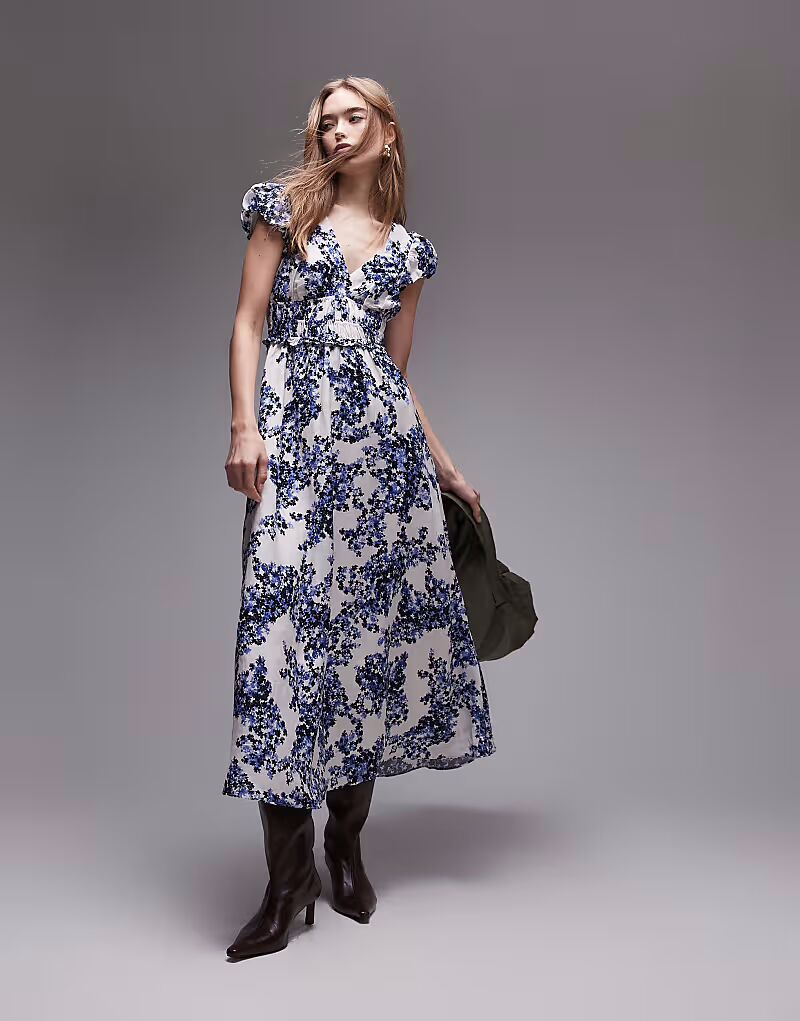 & Other Stories макси-платье с ярусным подолом и рукавами-оборками с синим фарфоровым цветочным принтом
& Other Stories макси-платье с ярусным подолом и рукавами-оборками с синим фарфоровым цветочным принтом