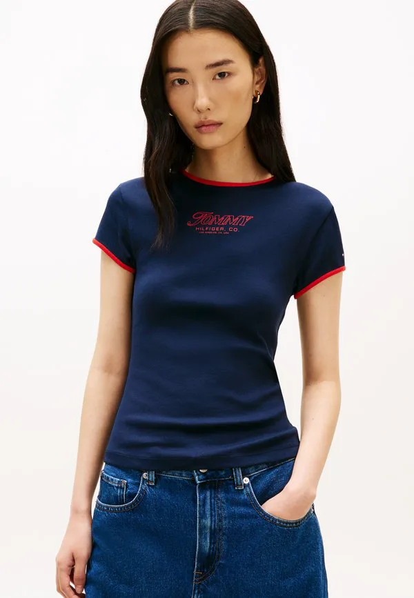 Футболка с графическим принтом, облегающего кроя, с круглым вырезом. Tommy Hilfiger, Dark Night Navy, Синий, Футболка с графическим принтом, облегающего кроя, с круглым вырезом. Tommy Hilfiger, Dark Night Navy
Футболка с графическим принтом, облегающего кроя, с круглым вырезом. Tommy Hilfiger, Dark Night Navy, Синий, Футболка с графическим принтом, облегающего кроя, с круглым вырезом. Tommy Hilfiger, Dark Night Navy