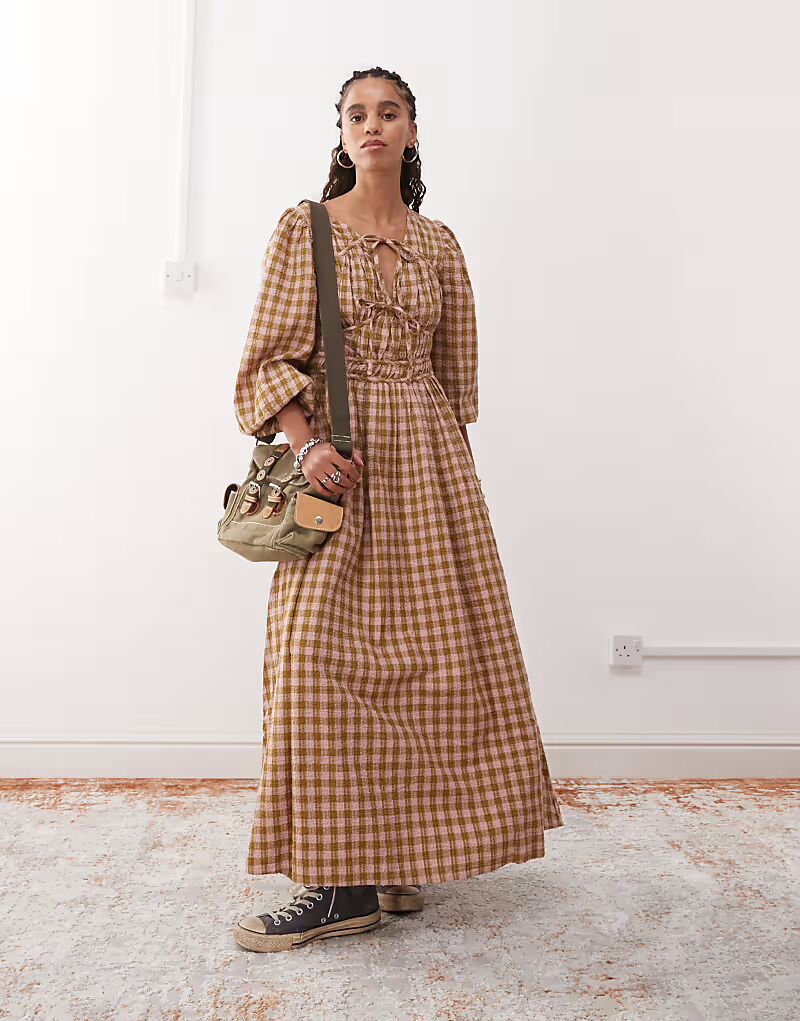 Платье-халат макси с завязкой спереди в желтую и розовую клетку Reclaimed Vintage
Платье-халат макси с завязкой спереди в желтую и розовую клетку Reclaimed Vintage