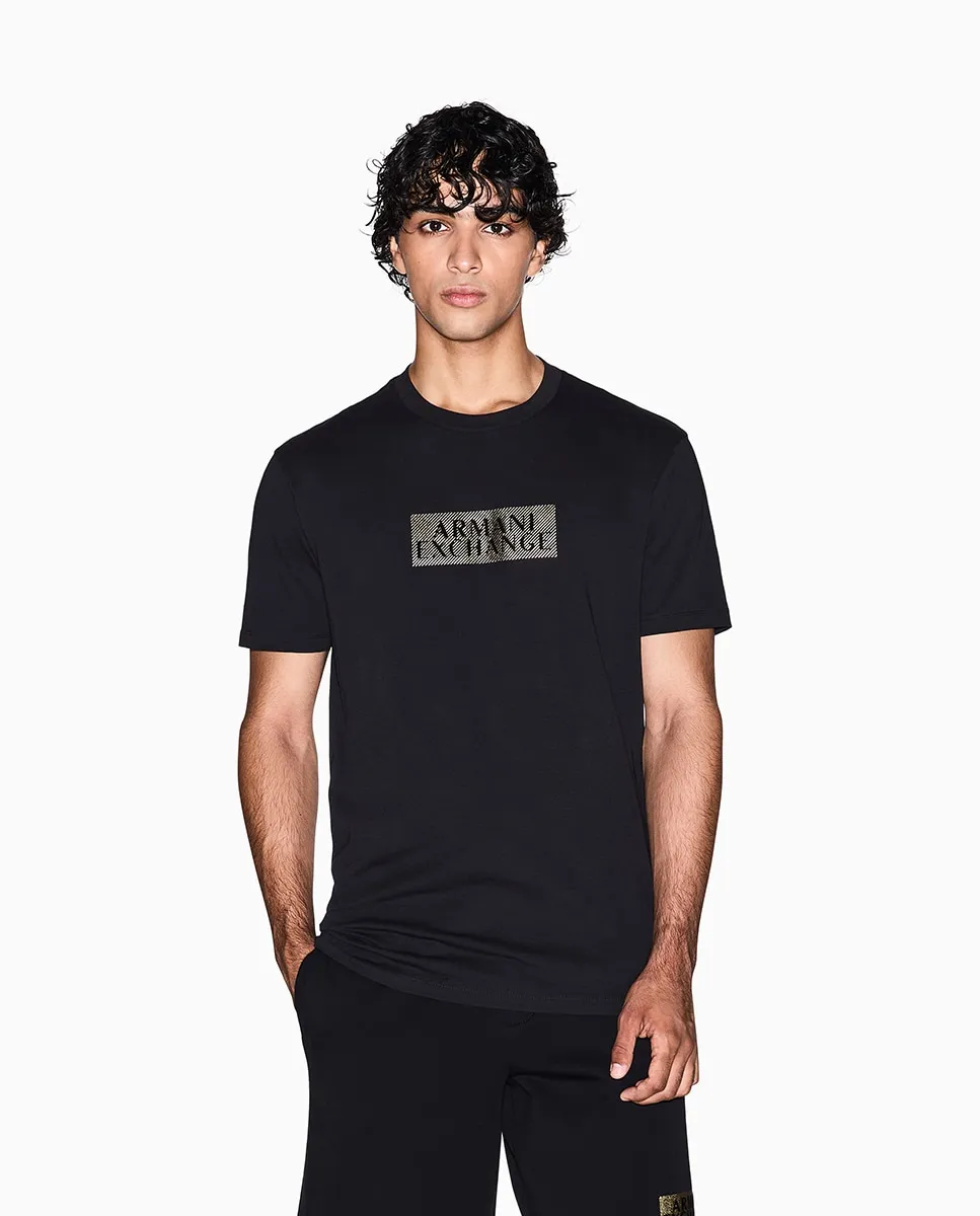 Мужская футболка с коротким рукавом и золотым логотипом на груди Armani Exchange
Мужская футболка с коротким рукавом и золотым логотипом на груди Armani Exchange