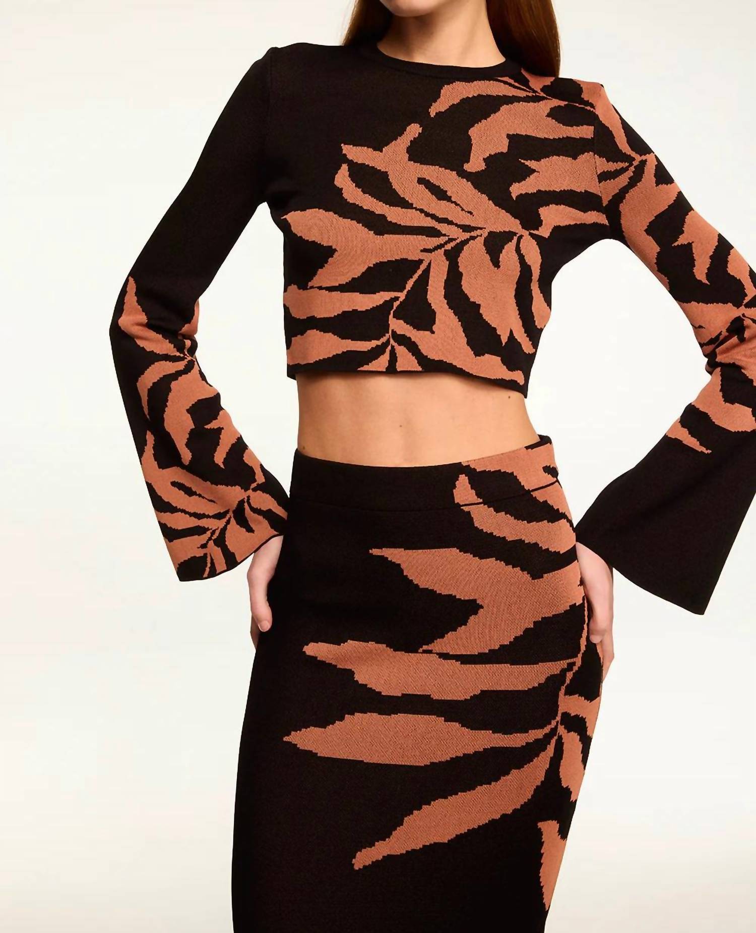 Топ Amila в Fernal Glow Misa Los Angeles
Топ Amila в Fernal Glow Misa Los Angeles