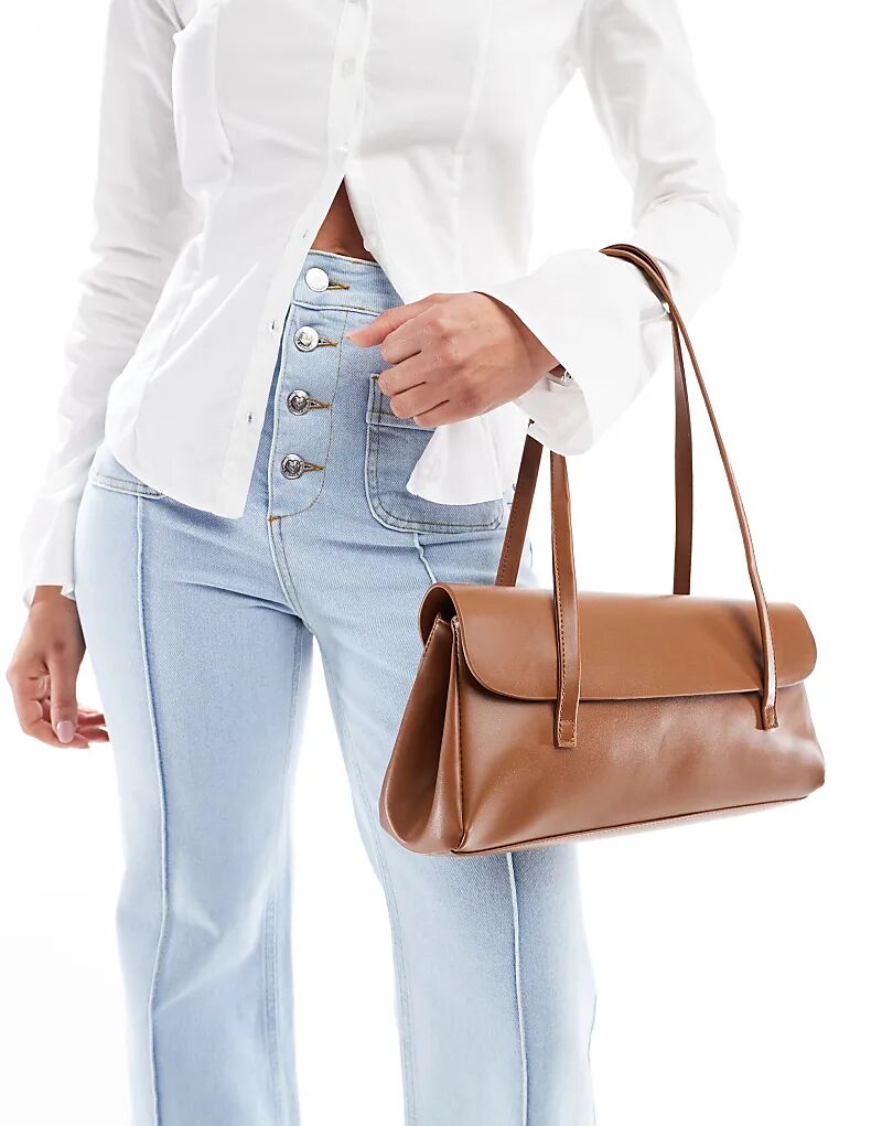 Гламурная удлиненная сумка через плечо светло-коричневого цвета
Гламурная удлиненная сумка через плечо светло-коричневого цвета