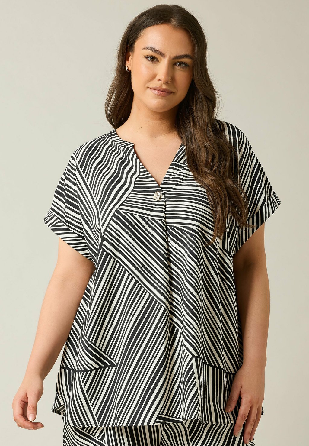 Блуза STRIPE BUTTON FRONT Evans, антрацит
Блуза STRIPE BUTTON FRONT Evans, антрацит