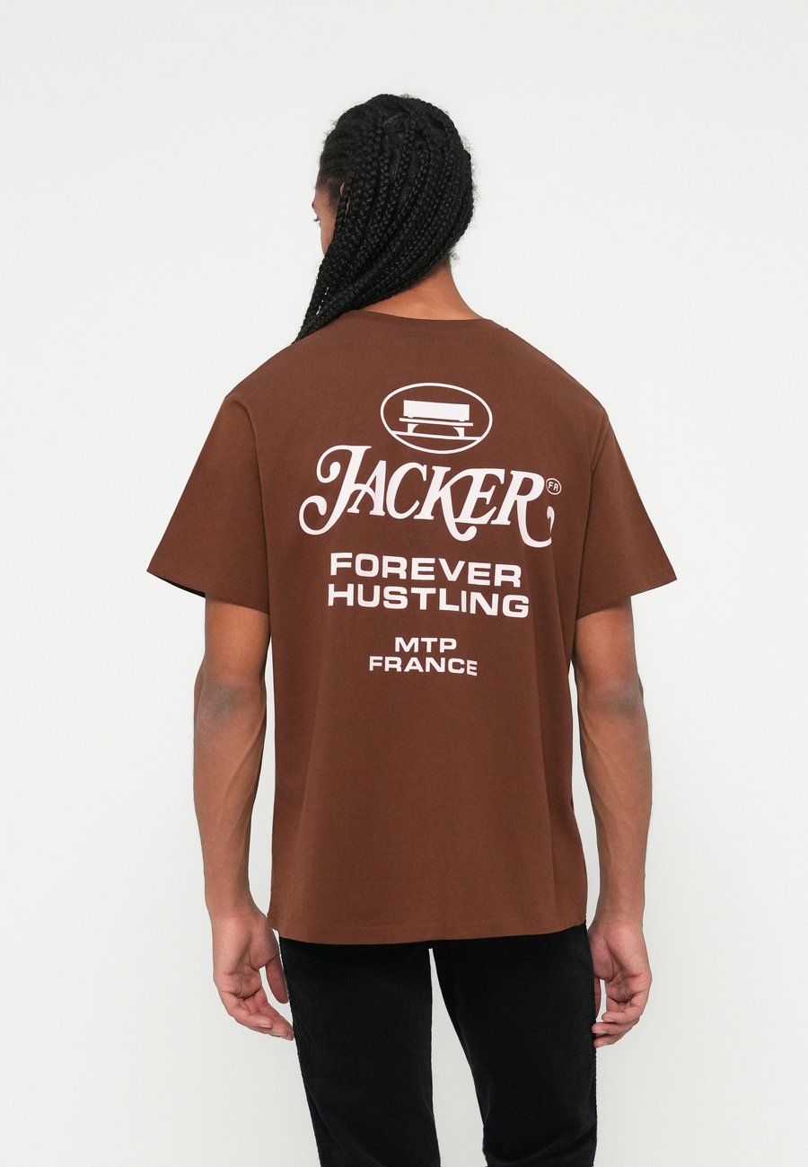 Футболка Jacker COLLECTIVE UNISEX, Brown/Pink/Brown, Коричневый, Футболка Jacker COLLECTIVE UNISEX, Brown/Pink/Brown
Футболка Jacker COLLECTIVE UNISEX, Brown/Pink/Brown, Коричневый, Футболка Jacker COLLECTIVE UNISEX, Brown/Pink/Brown