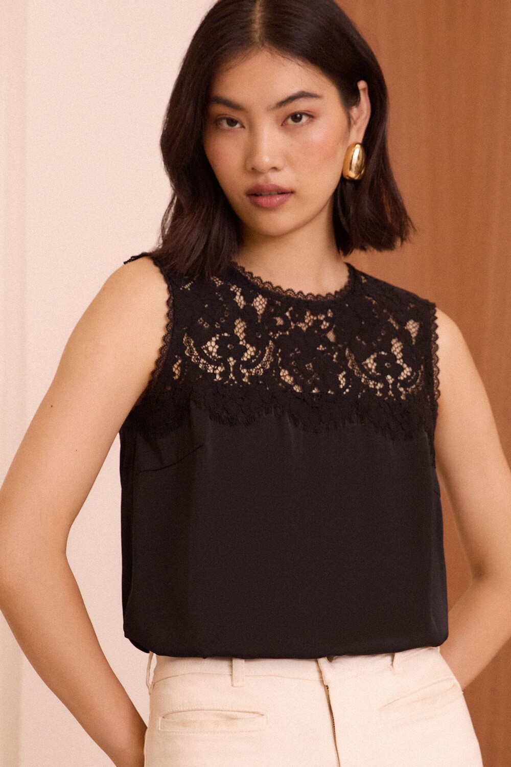 Топ из атласа с кружевной кокеткой Love & Roses, черный
Топ из атласа с кружевной кокеткой Love & Roses, черный