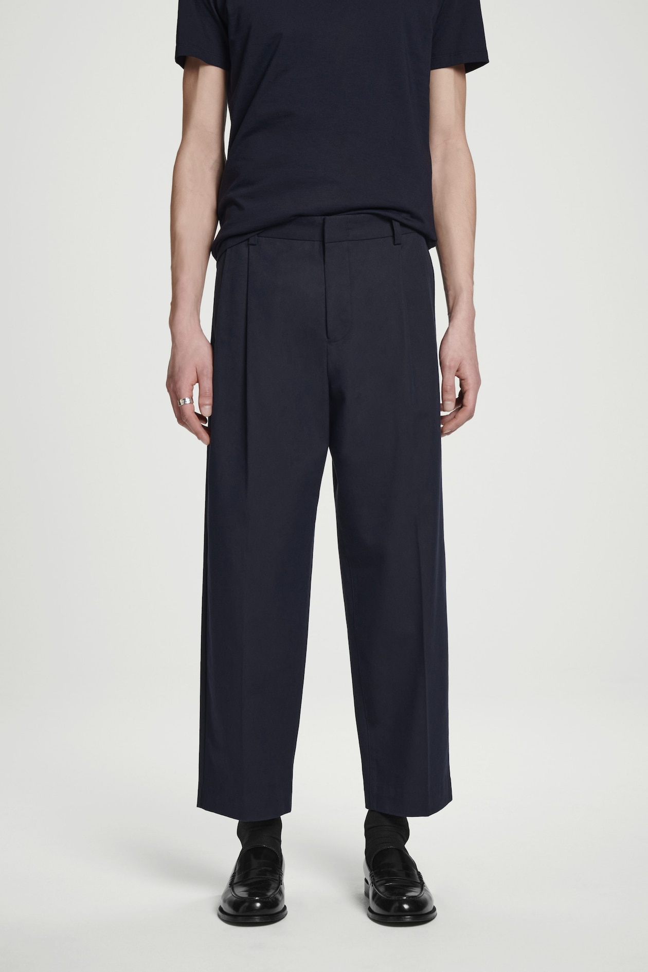 Хлопковые брюки со складками COS, темно-синий
Хлопковые брюки со складками COS, темно-синий