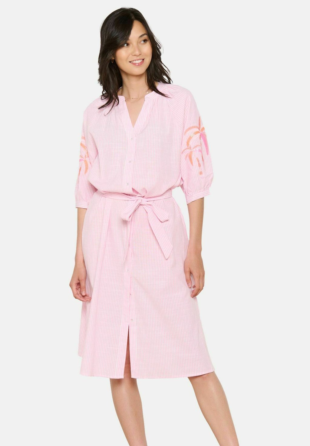 Платье-рубашка EMBROIDERED LolaLiza, фуксия
Платье-рубашка EMBROIDERED LolaLiza, фуксия