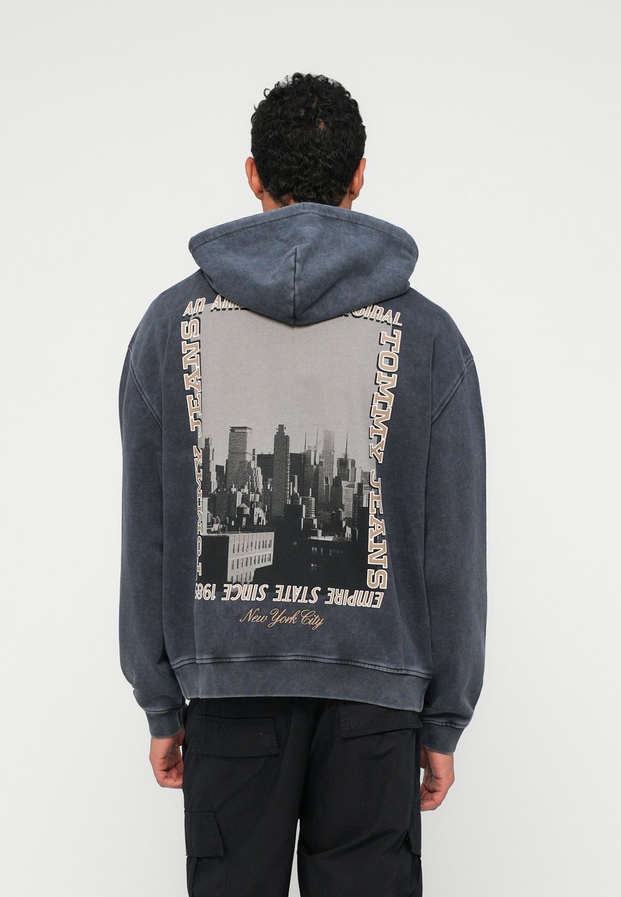 Толстовка Tommy Jeans PHOTO CITY HOOD, Black, Черный, Толстовка Tommy Jeans PHOTO CITY HOOD, Black
Толстовка Tommy Jeans PHOTO CITY HOOD, Black, Черный, Толстовка Tommy Jeans PHOTO CITY HOOD, Black