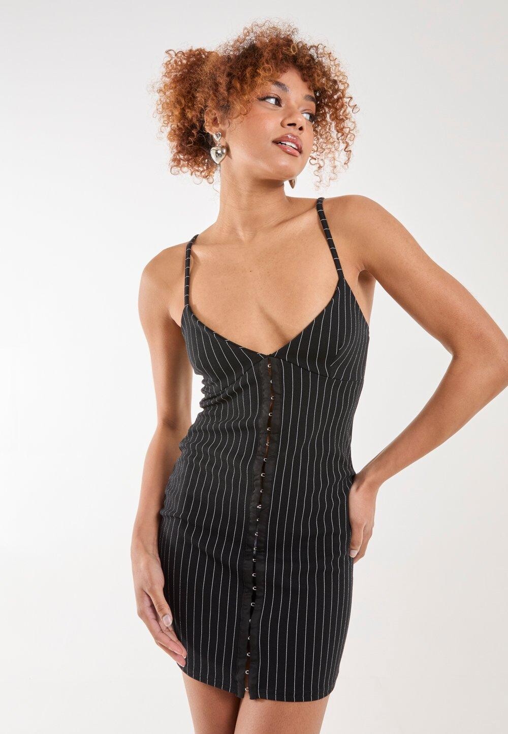 Мини-платье в тонкую полоску с люверсами Pink Vanilla, черный
Мини-платье в тонкую полоску с люверсами Pink Vanilla, черный