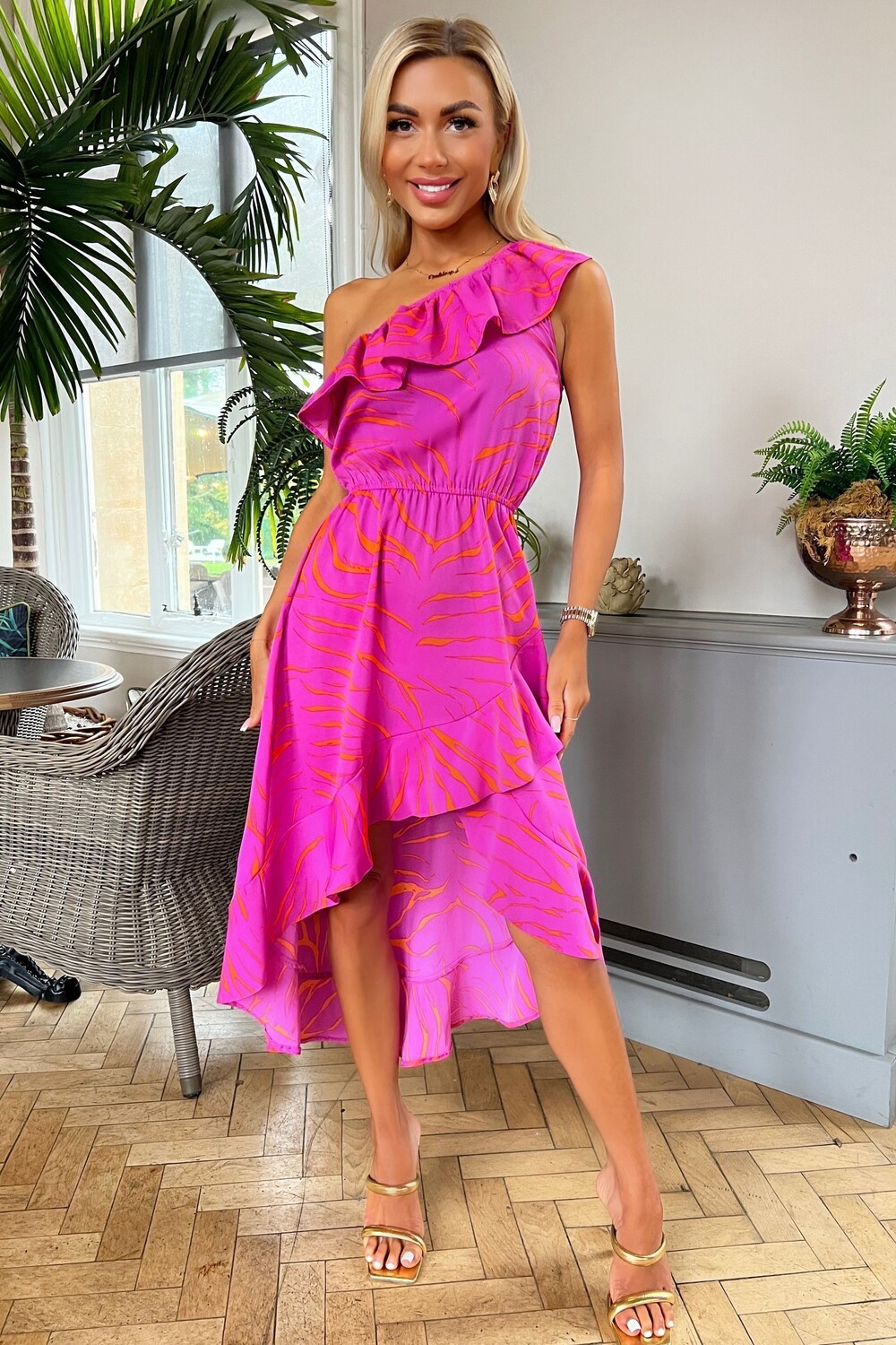 Платье на одно плечо с удлиненной спинкой и рюшами Ax Paris, розовый
Платье на одно плечо с удлиненной спинкой и рюшами Ax Paris, розовый