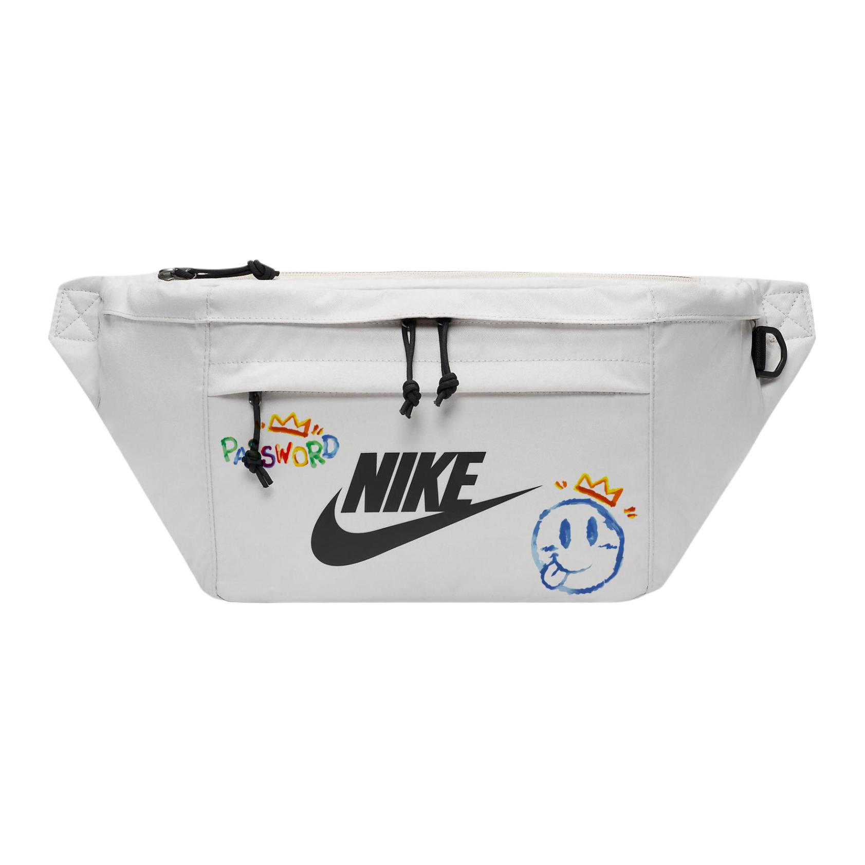 Nike Тканевая наплечная сумка через плечо поясная унисекс светло-бежевая, Smiley Face Crown
Nike Тканевая наплечная сумка через плечо поясная унисекс светло-бежевая, Smiley Face Crown
